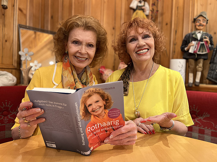 Sarah Laux (re.) mit Jutta Kammann vor der Lesung von„Rothaarig und wild entschlossen“ im Hotel Mariandl zum Singenden Wirt (©Foto. Martin Schmitz)